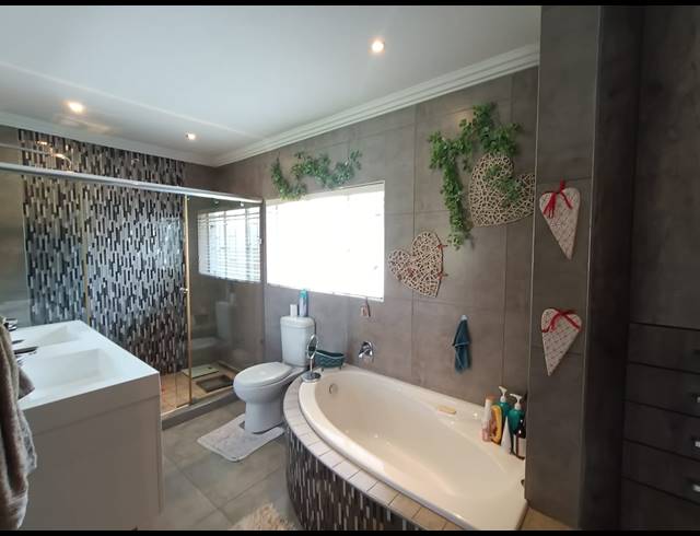 3 BEDROOM HOUSE FOR SALE IN VANDERBIJLPARK SW 2